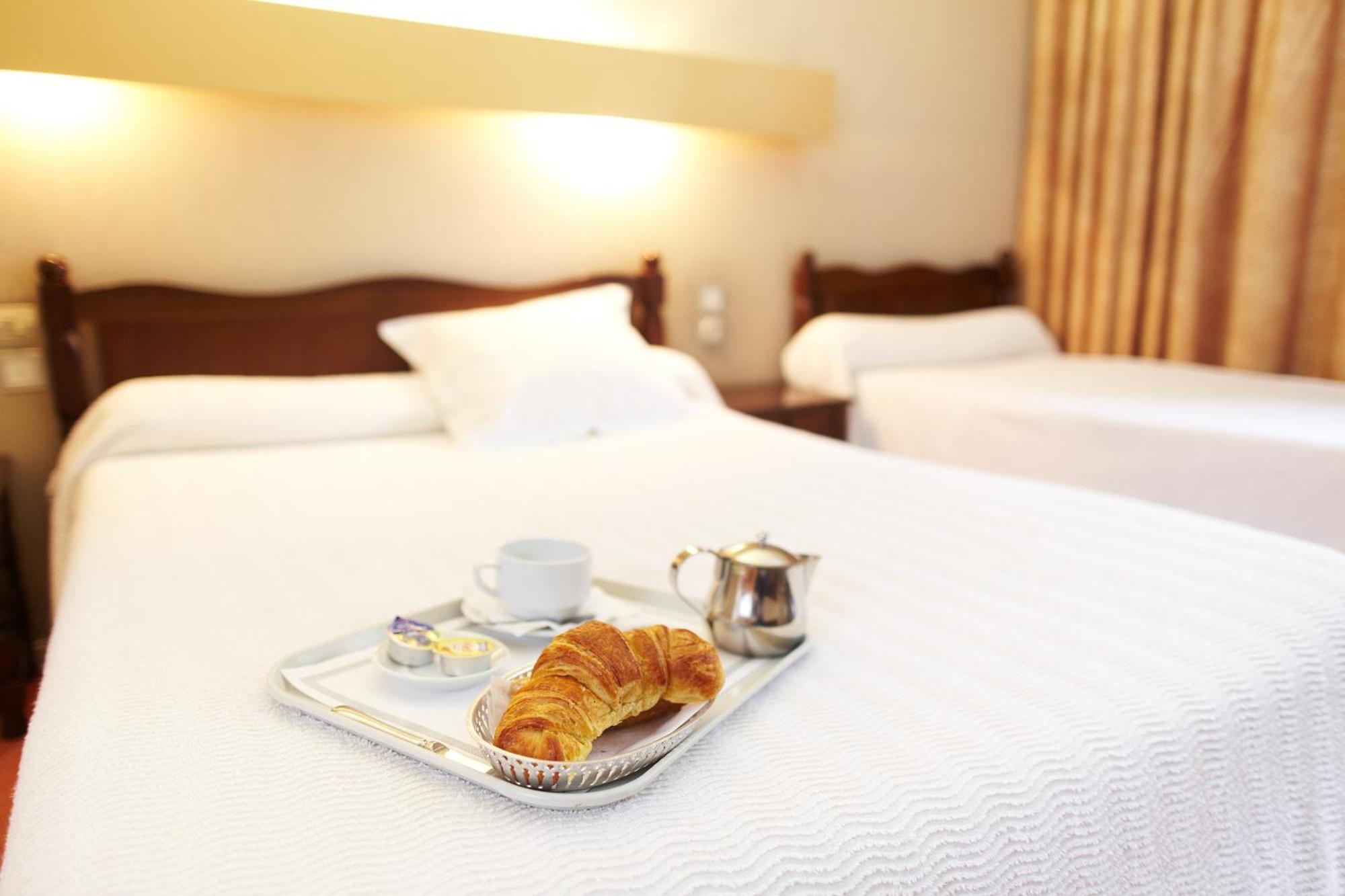 Hotel De Paris Bagneres-de-Luchon Room photo
